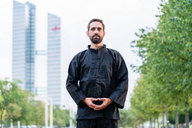 Adam dövüş sanatları yapmanın meditasyon