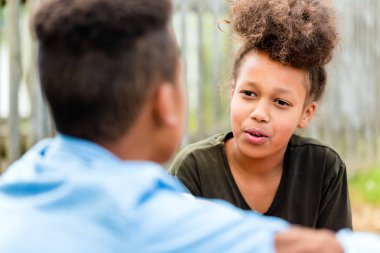 Katta oturan kardeşler 