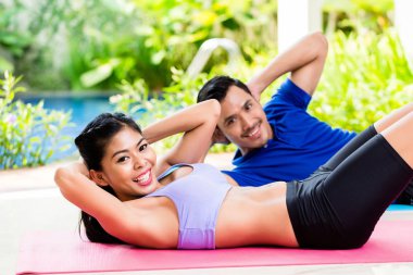 Asya fitness çift sit-up tropikal ev yapıyor