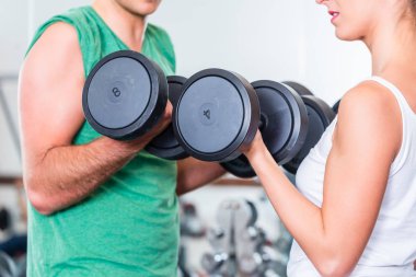 Halter kaldırma spor salonunda genç Çift