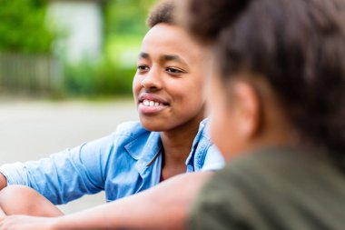 Katta oturan kardeşler