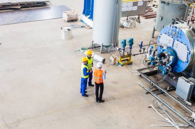 İşçi ve mühendis makine tartışıyor