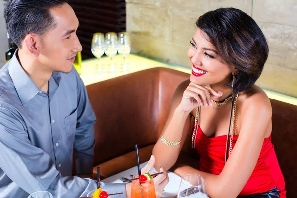 Asiatisches Paar trinkt Cocktails — Stockfoto