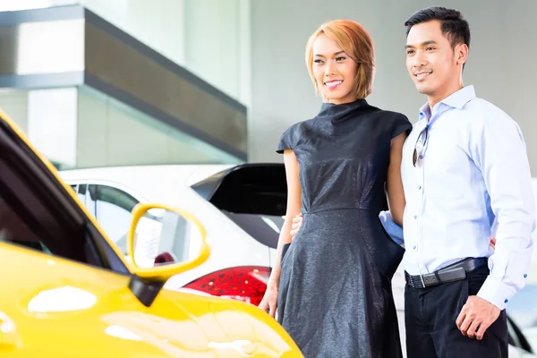 Asiatisches Paar wählt Auto — Stockfoto
