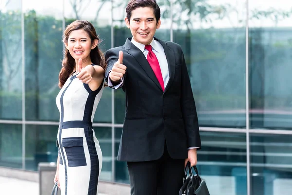 Asian business people outside in front of building — Stock Photo, Image