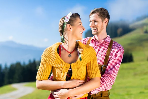 Casal em Tracht on Alp montanhas — Fotografia de Stock