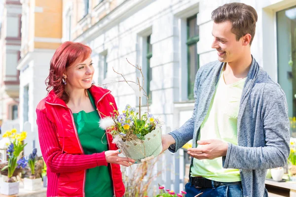 Costumista acquistare fiori nel negozio di fiori — Foto Stock