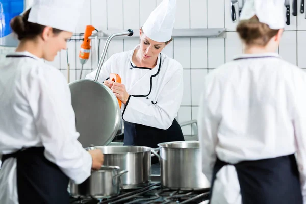 Chefs preparando alimentos — Fotografia de Stock