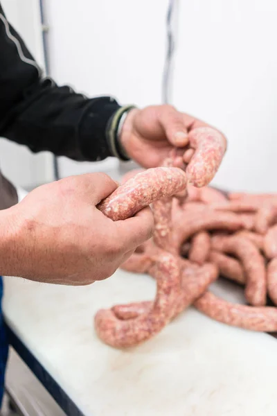 Açougueiro fazendo salsichas — Fotografia de Stock