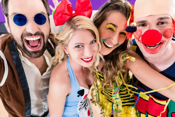Party lidí slaví karneval nebo Silvestr — Stock fotografie