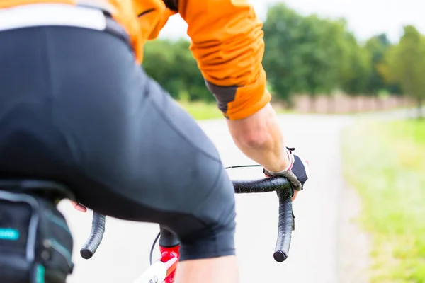 Radfahrer auf Sportfahrrad — Stockfoto