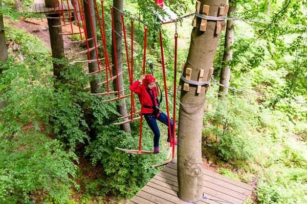 Meisje in hoge touw klimmen — Stockfoto