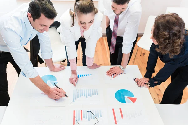 Financiële adviseurs in bank analyseren van gegevens — Stockfoto