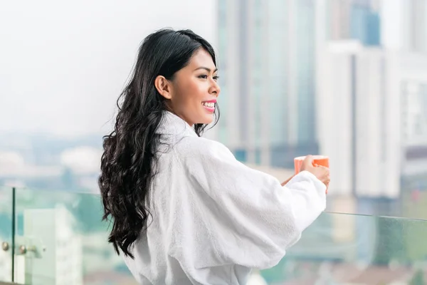 Asiatisk kvinna i morgon framför stadens silhuett — Stockfoto