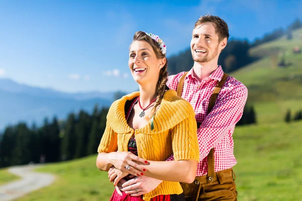 Paar in klederdracht op Alp bergen — Stockfoto