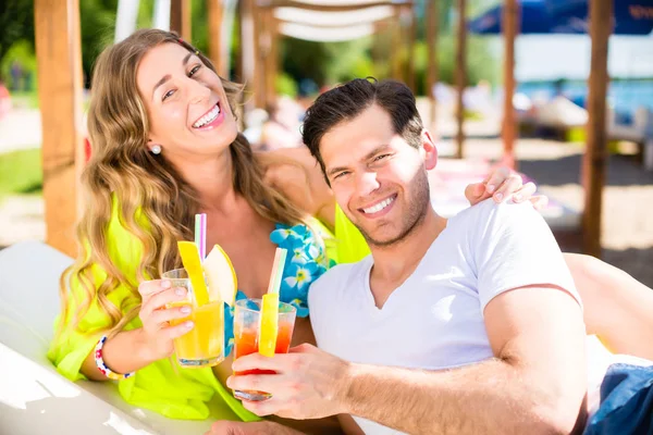 Mulher e homem com bebidas no bar da praia — Fotografia de Stock