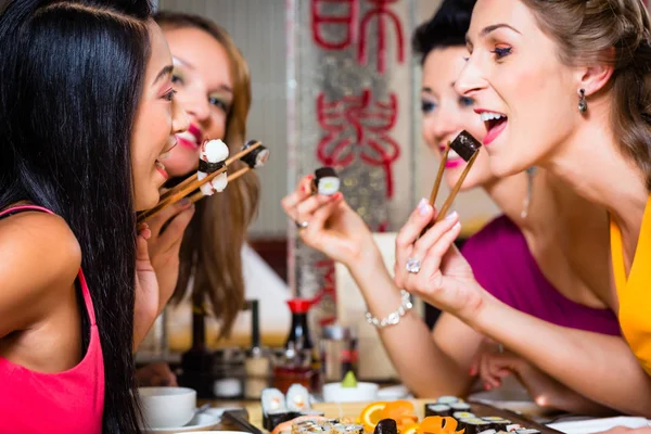 Молодь їсть суші — стокове фото