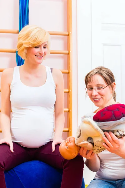 Geven van prenatale zorg voor zwangere moeder vroedvrouw — Stockfoto