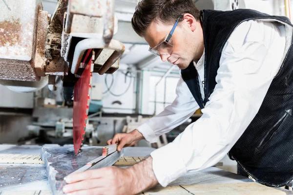 Handwerker messen Steinplatte — Stockfoto