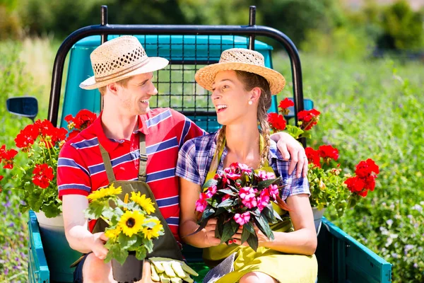 Casal no jardim com flores — Fotografia de Stock