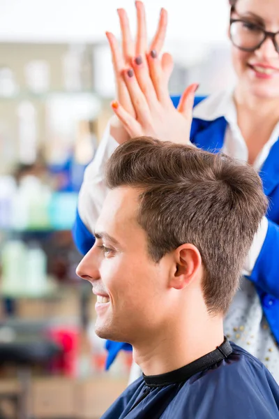 Hairdresser cutting man hair in barbershop — Stock Photo, Image