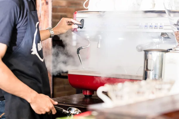 Barista voorbereiding van koffie — Stockfoto