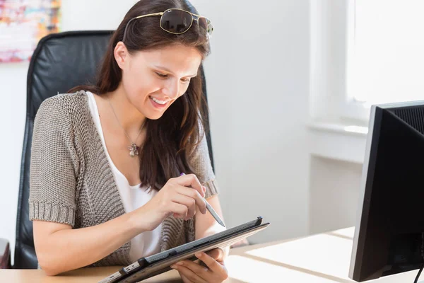 Empresaria en oficina con tablet — Foto de Stock