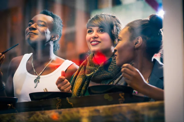 Man and women eating late in Korean eatery — Stock Photo, Image