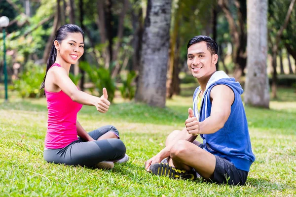 Hombre y mujer en gimnasia deportiva en el parque — Foto de Stock