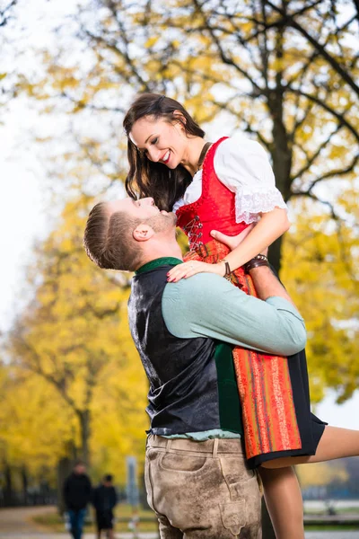 Casal bávaro em Tracht em abraço amoroso com elevação — Fotografia de Stock