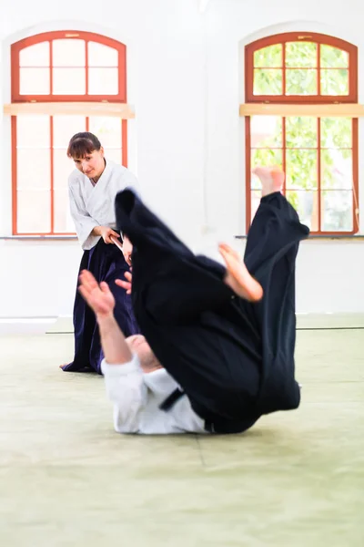 Hombre y mujer teniendo pelea palo Aikido — Foto de Stock