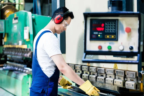 Operador de máquina asiática en planta de producción — Foto de Stock