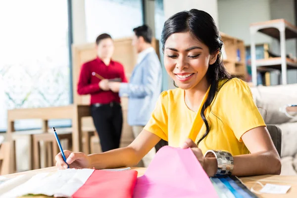 Interior designer working in furniture store — Stock Photo, Image