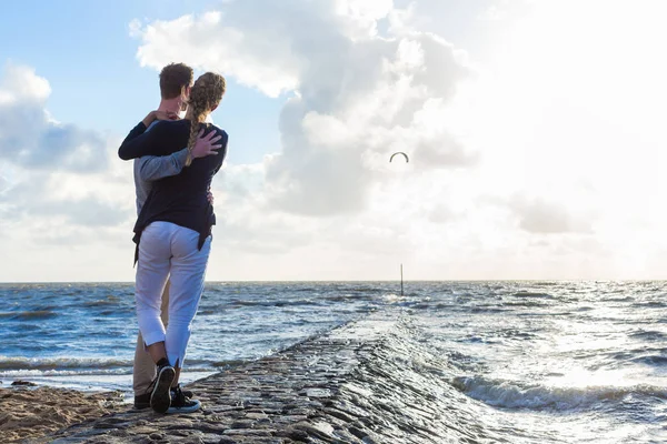 Пара в романтическом закате на берегу океана — стоковое фото