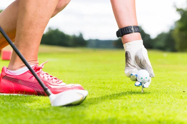 Mulher colocando bola de golfe no tee — Fotografia de Stock