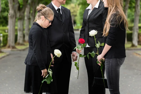 Familjen sörjer på begravning på kyrkogården — Stockfoto