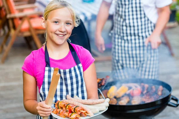 Familiegrillfest sammen på terrasse – stockfoto