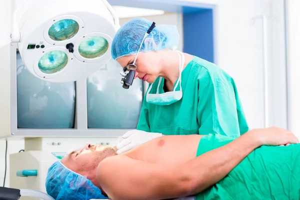 Orthopedisch chirurg operationele patiënt — Stockfoto