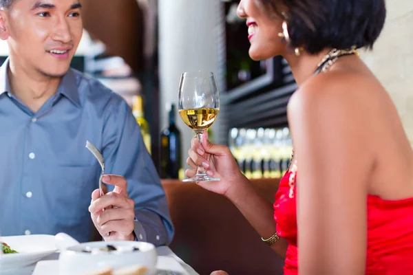 Asiático casal fino jantar no restaurante — Fotografia de Stock