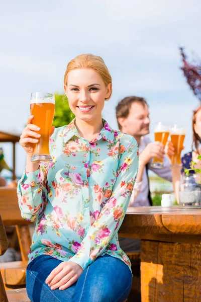 Femme buvant avec des amis — Photo