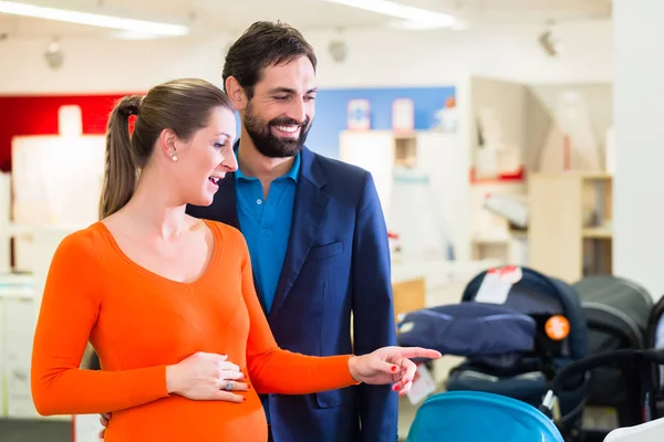 Pareja en tienda de bebés — Foto de Stock