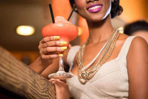 Mulher Africana beber cocktail — Fotografia de Stock