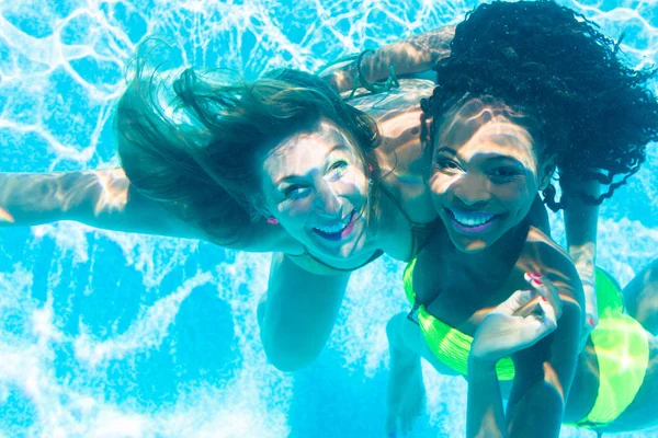 Amis plongée sous-marine dans la piscine — Photo