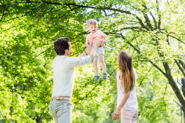 Padre lanzando hijo alto —  Fotos de Stock