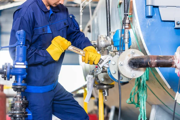 Máquina de reparación mecánica en planta industrial — Foto de Stock