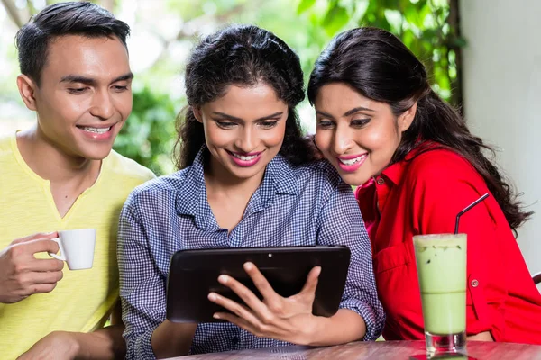 Gruppe junger Inder schaut auf Tablet-Computer — Stockfoto