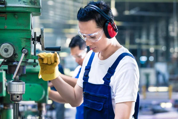 Lavoratori asiatici in fabbrica di produzione di perforazione — Foto Stock