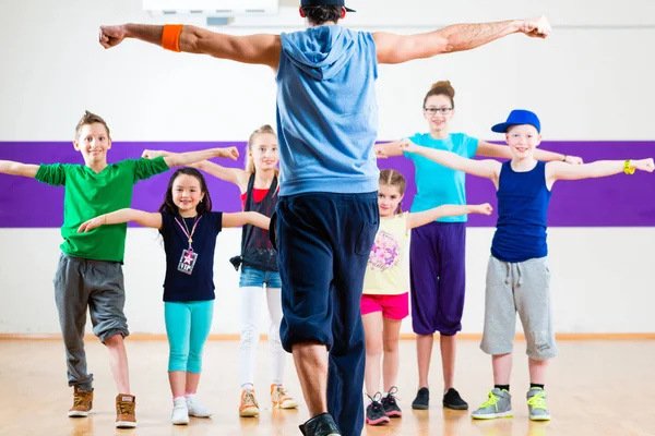 Professor de dança e crianças em aula de fitness — Fotografia de Stock