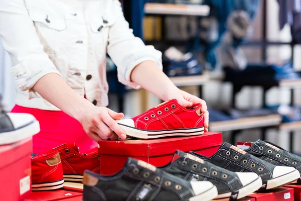 Woman buying sneakers — Stock Photo, Image