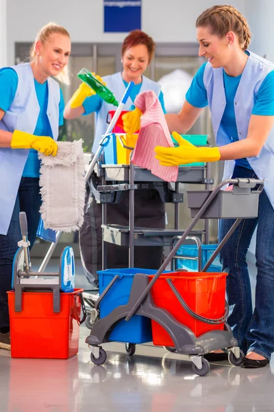 Kommersiella rengöringsmedel göra jobbet tillsammans — Stockfoto